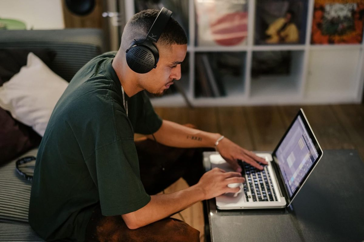 BEYERDYNAMIC DT 900 Pro X in Use